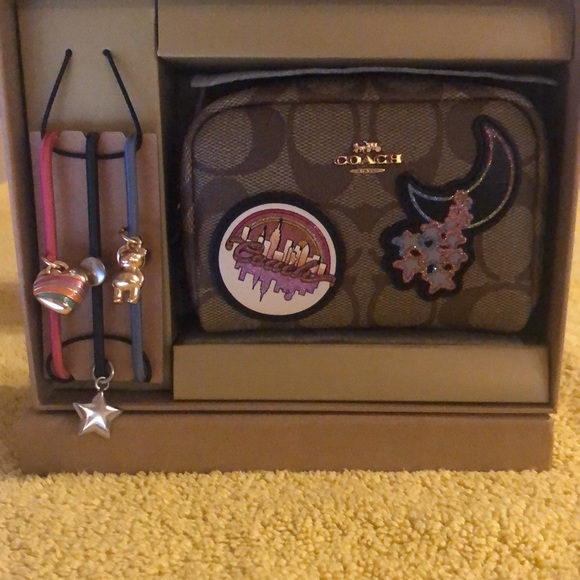 ⭐️🌙 COACH BOXED MINI BOXY COSMETIC CASE AND HAIR TIES SET ⭐️🌙 - Picture 3 of 16